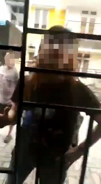 Sceeenshoot rekaman video di HP yang menunjukkan Agustina mendatangi rumah Rudi, memaki dan meludahinya, sebelum peristiwa klakson berujung penganiayaan.