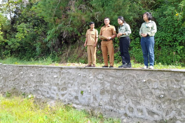 Tembok Penahan Tanah Bantuan TPL  Di Desa Tangga Batu Parmaksian Diserahterimakan