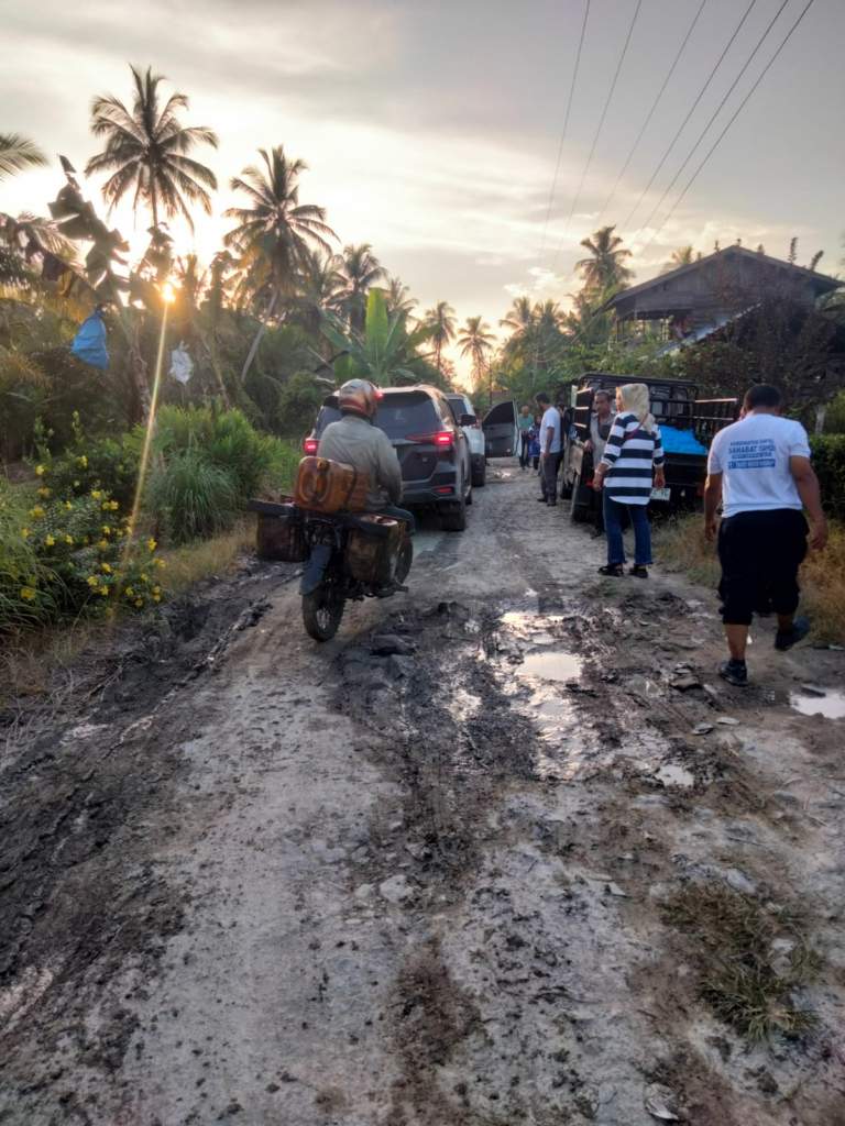Kondisi jalan rusak di Desa Sembilang